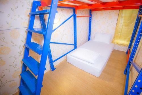 Glur Bangkok Hostel & Coffee Bar