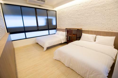 Glur Bangkok Hostel & Coffee Bar