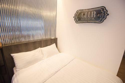 Glur Bangkok Hostel & Coffee Bar