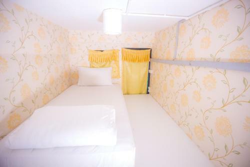 Glur Bangkok Hostel & Coffee Bar