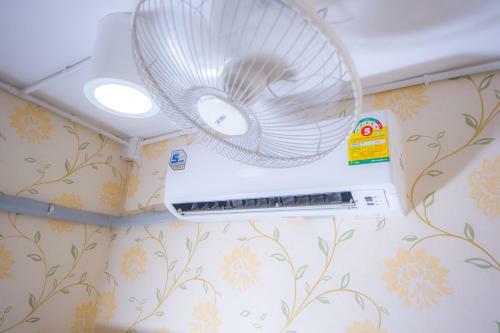 Glur Bangkok Hostel & Coffee Bar