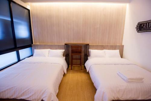 Glur Bangkok Hostel & Coffee Bar