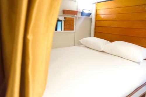 Glur Bangkok Hostel & Coffee Bar