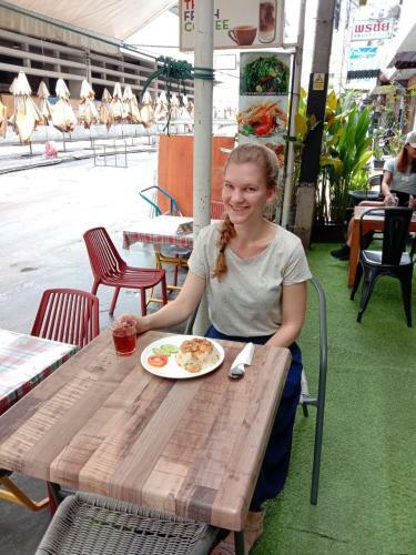 Glur Bangkok Hostel & Coffee Bar