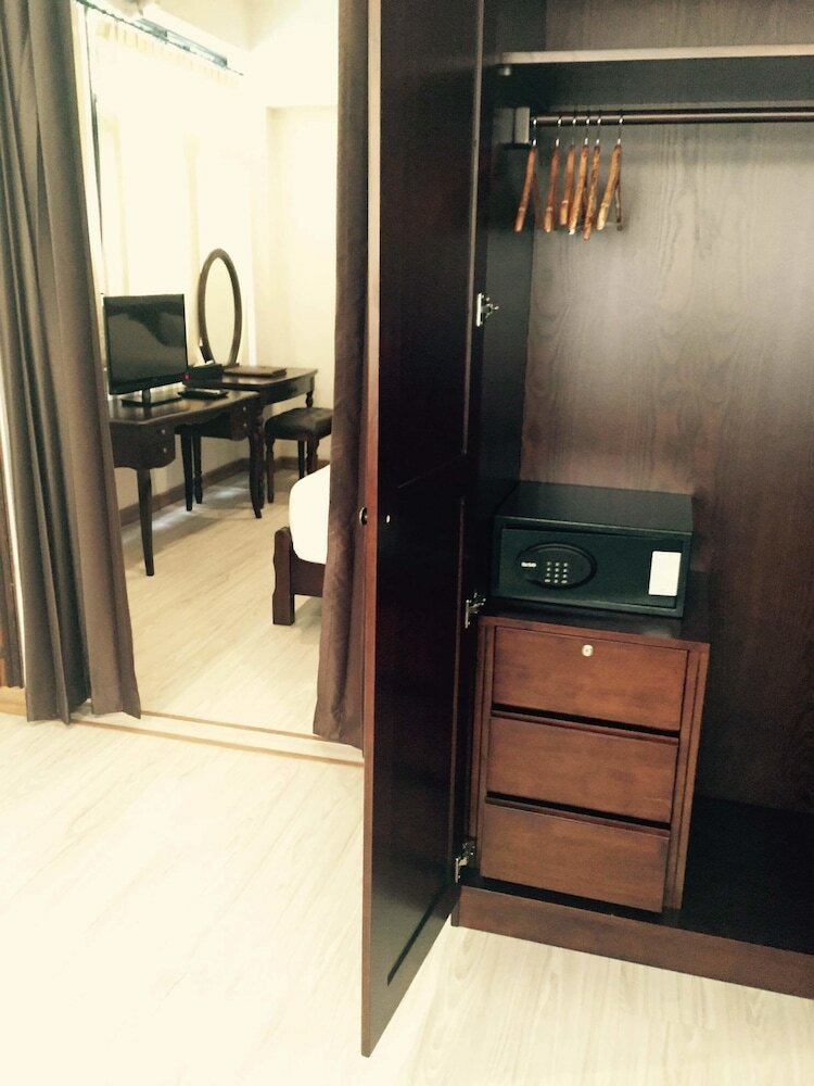 99 The Gallery Hotel