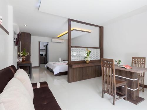 Dolphin Hotel Phuket