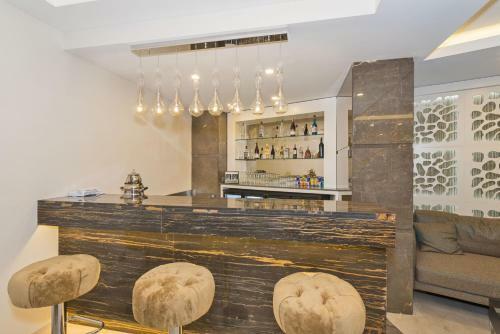 Apartamentos Bisetun Hotel