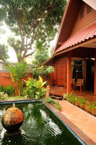 Hotel Ruenkanok Thaihouse Resort
