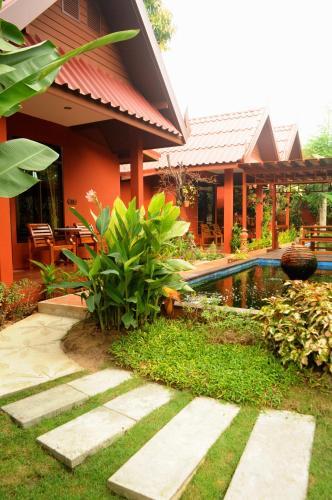 Hotel Ruenkanok Thaihouse Resort