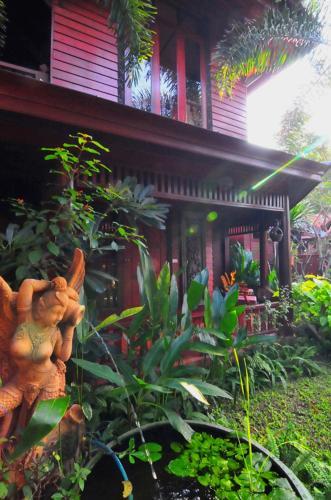 Hotel Ruenkanok Thaihouse Resort