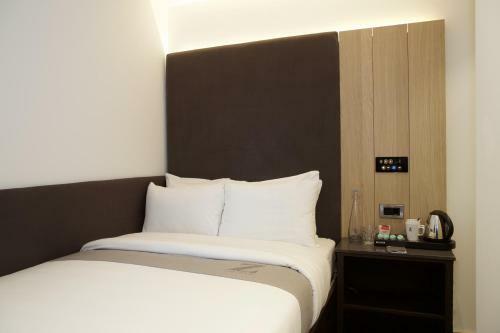 The Z Hotel City