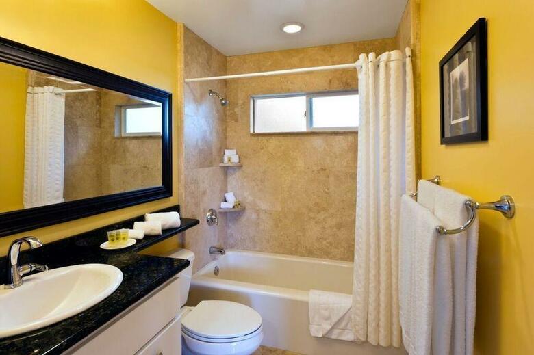 Hotel Sea Breeze Inn & Logde