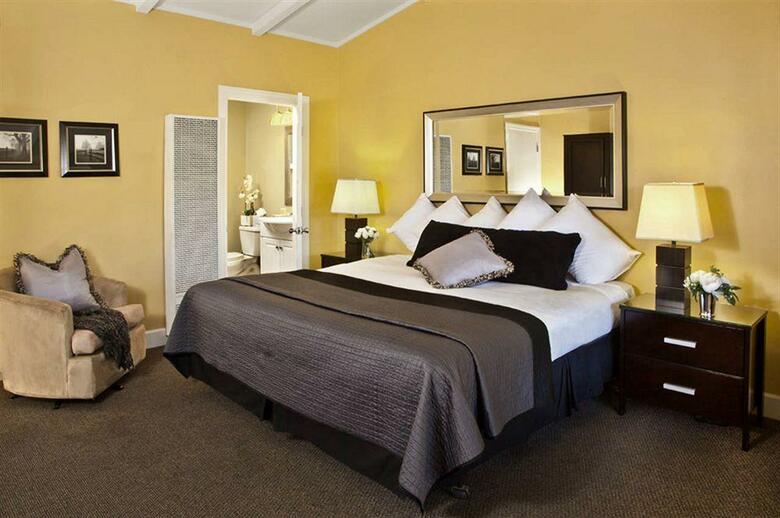 Hotel Sea Breeze Inn & Logde