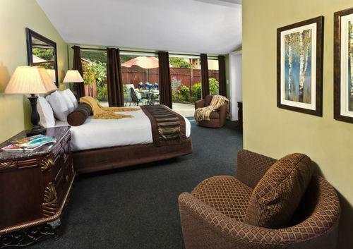 Hotel Sea Breeze Inn & Logde