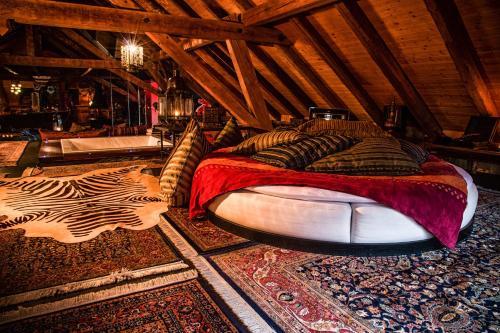 Bijou Hotel / Love And Romance