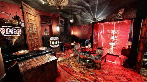 Bijou Hotel / Love And Romance