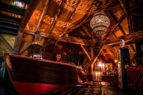 Bijou Hotel / Love And Romance