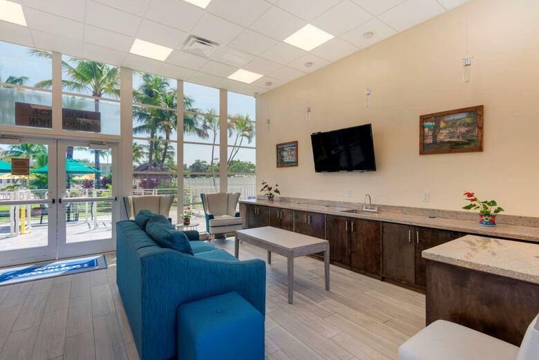Hotel Rodeway Inn Near Hollywood Beach