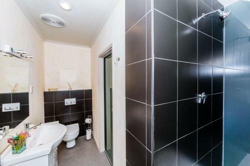 Hostal Le Petit Chateau Guest House