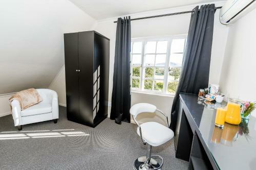 Hostal Le Petit Chateau Guest House