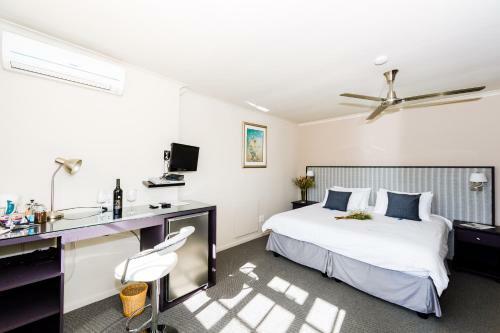 Hostal Le Petit Chateau Guest House