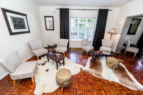 Hostal Le Petit Chateau Guest House