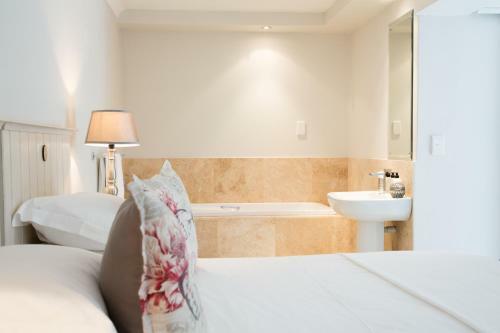 Hostal Four Palms Accommodation & Conferencing