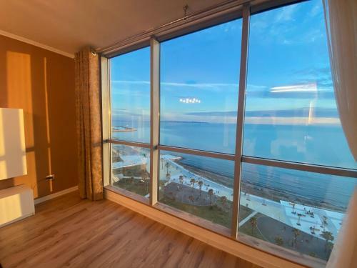 City Center& Sea View Apartment
