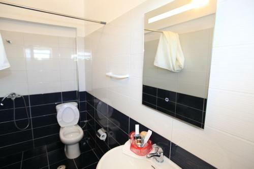 Hostal Room In Bb - Hotel Horizont - Fusha Room 05