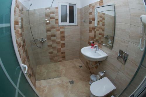 Crown Deluxe Apartments
