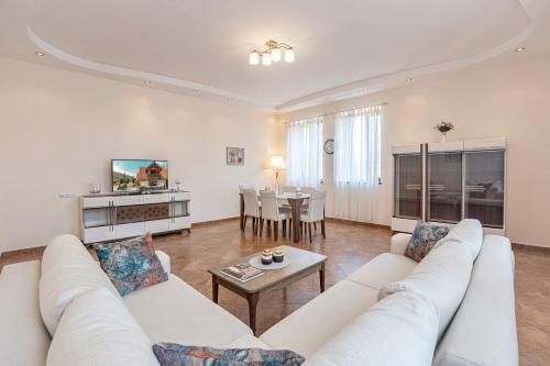Stay Inn-royal Suite Apartments