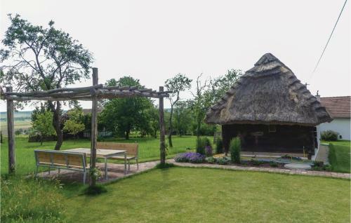 Awesome Home In Deutsch Sch�tzen W/ 2 Bedrooms