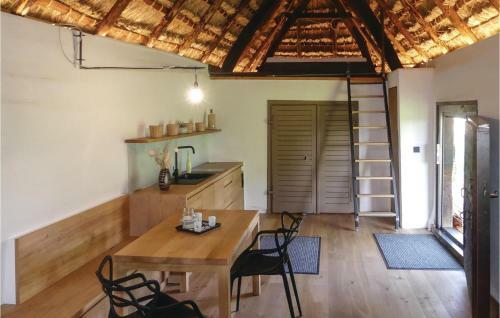 Awesome Home In Deutsch Sch�tzen W/ 2 Bedrooms