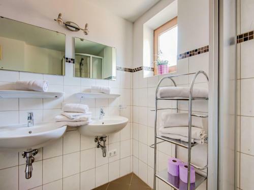 Attractive Apartment In Hainzenberg With Ski Storage