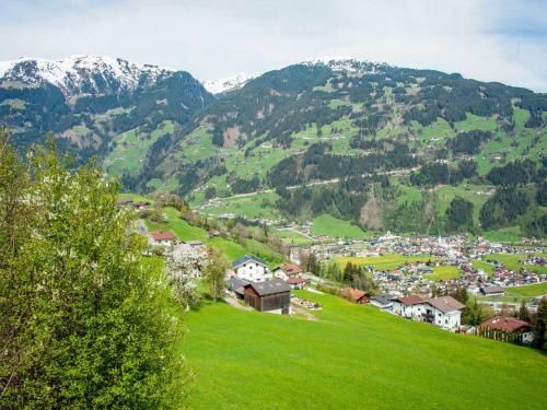Attractive Apartment In Hainzenberg With Ski Storage
