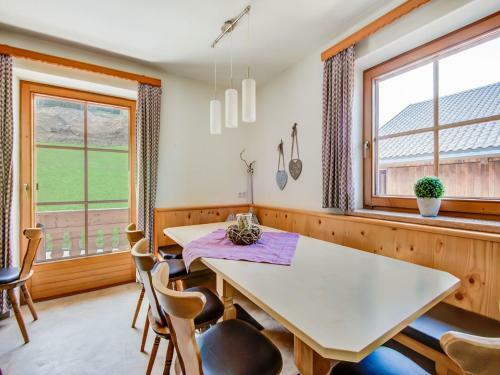 Attractive Apartment In Hainzenberg With Ski Storage