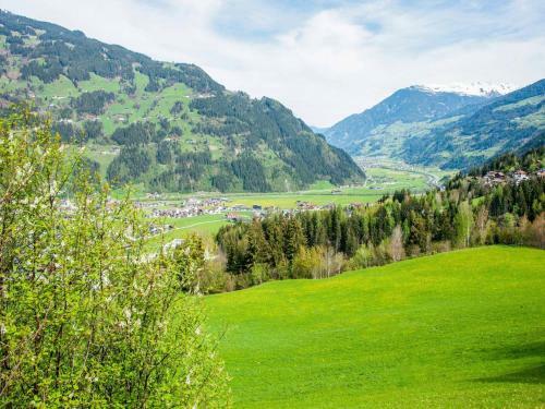 Attractive Apartment In Hainzenberg With Ski Storage