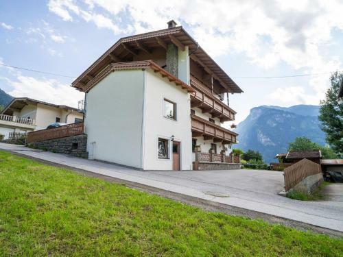 Simplistic Apartment In Ramsau Im Zillertal With Ski-storage