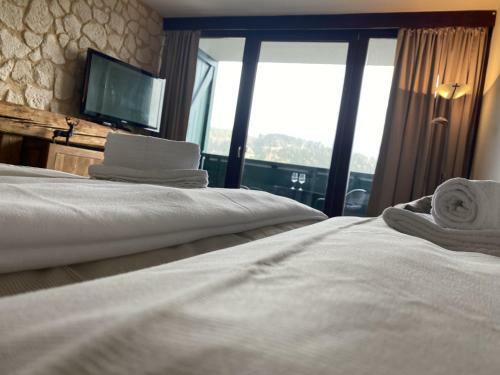 Alpine Studio Apartment By AA Holiday Homes