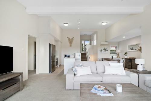 Water View Home- Minutes To Town