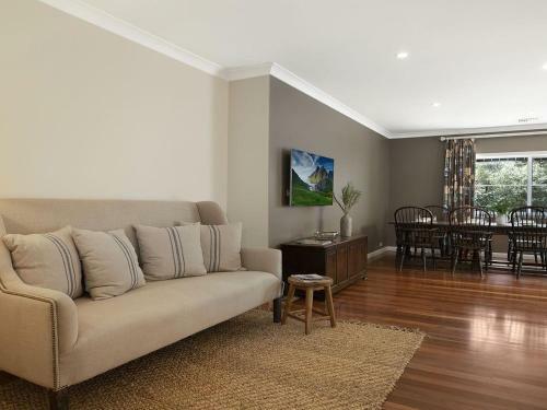Hillview Cottage - Classic Country Comfort And Charm