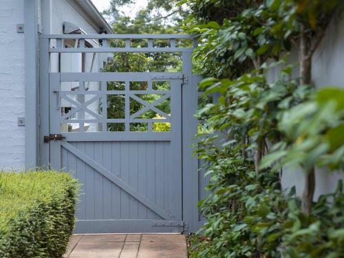 Hillview Cottage - Classic Country Comfort And Charm