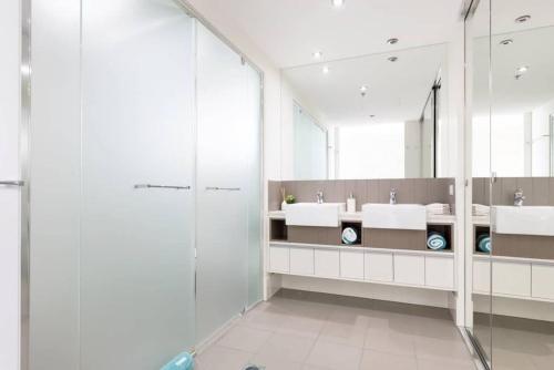 Sk2 - Charming Skyline Cbd W River Views 3 Br Private Apartment