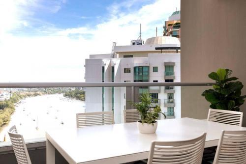 Sk2 - Charming Skyline Cbd W River Views 3 Br Private Apartment