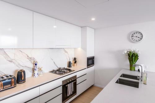 Top Floor 3 Bed Apartment With Million Dollar Views