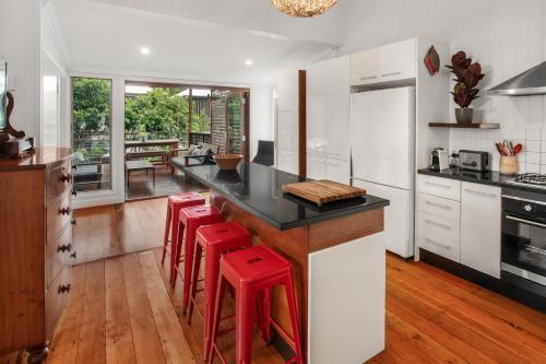 Apartamento Beautiful Family Home With Deck, Yard And Parking