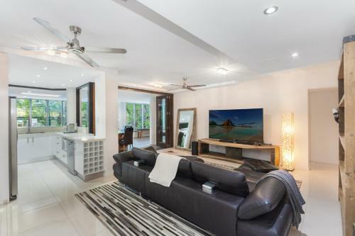 Luxury Pool Side Apartment In Beachfront Resort