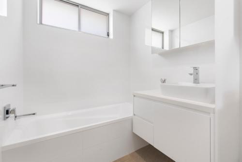 Apartamento Stunning 3-bed Unit With Parking And Pool Near Beach