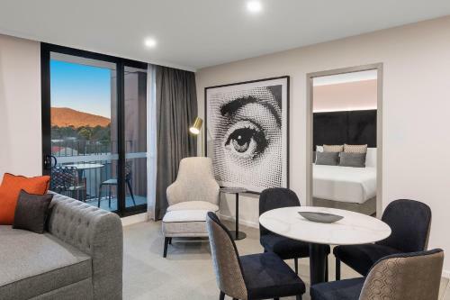 Deco Hotel Canberra