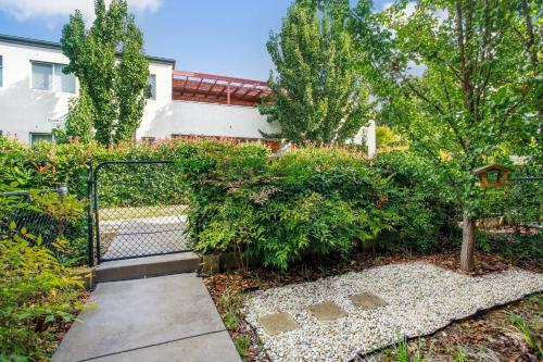 Apartamento Comfy Unit Next To Majura Oval, 10 Min From Cbd